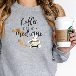 El café es la mejor Medicina, Sudadera amante del café para mujer, Suéter de café para regalar, Suéter de café con frase positiva, Ropa café imagen 2