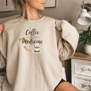 El café es la mejor Medicina, Sudadera amante del café para mujer, Suéter de café para regalar, Suéter de café con frase positiva, Ropa café imagen 1