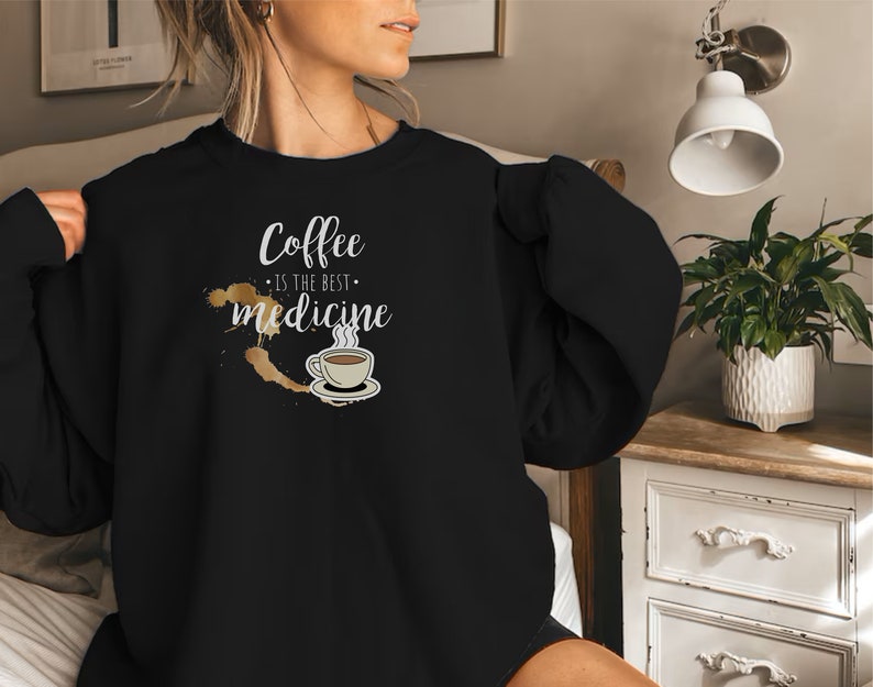 El café es la mejor Medicina, Sudadera amante del café para mujer, Suéter de café para regalar, Suéter de café con frase positiva, Ropa café imagen 3