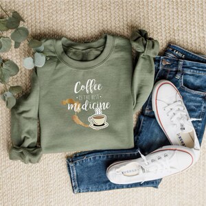 El café es la mejor Medicina, Sudadera amante del café para mujer, Suéter de café para regalar, Suéter de café con frase positiva, Ropa café imagen 5