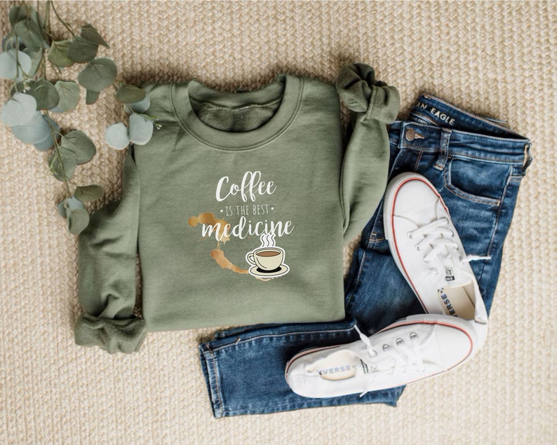 El café es la mejor Medicina, Sudadera amante del café para mujer, Suéter de café para regalar, Suéter de café con frase positiva, Ropa café imagen 5