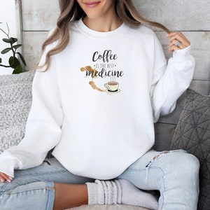 El café es la mejor Medicina, Sudadera amante del café para mujer, Suéter de café para regalar, Suéter de café con frase positiva, Ropa café imagen 4