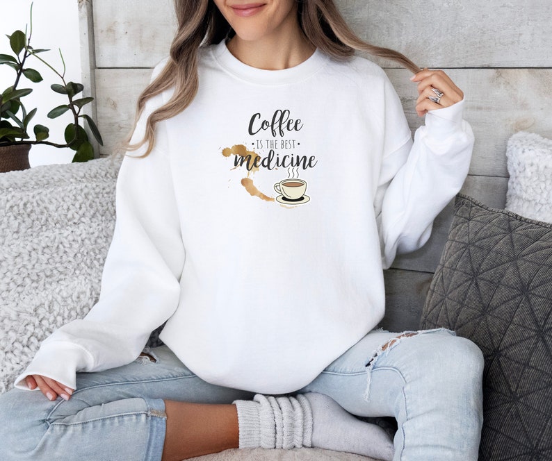 El café es la mejor Medicina, Sudadera amante del café para mujer, Suéter de café para regalar, Suéter de café con frase positiva, Ropa café imagen 4