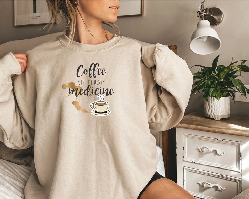 El café es la mejor Medicina, Sudadera amante del café para mujer, Suéter de café para regalar, Suéter de café con frase positiva, Ropa café imagen 1