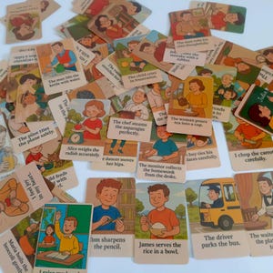 Può includere: Una collezione di flashcard vintage con illustrazioni e testo. Le carte raffigurano varie scene, tra cui persone che svolgono compiti quotidiani come cucinare, lavorare e giocare. Le carte hanno un'estetica retrò con un focus sui contenuti educativi.