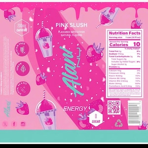 K&ouml;nnte beinhalten: Rosafarbene Energy-Drink-Dose mit dem Text "Pink Slush" und "Alani Nu" in einem rosa-wei&szlig;en Design. Die Dose enth&auml;lt N&auml;hrwertangaben, Erdbeer-Grafiken und den Text "200mg Koffein".