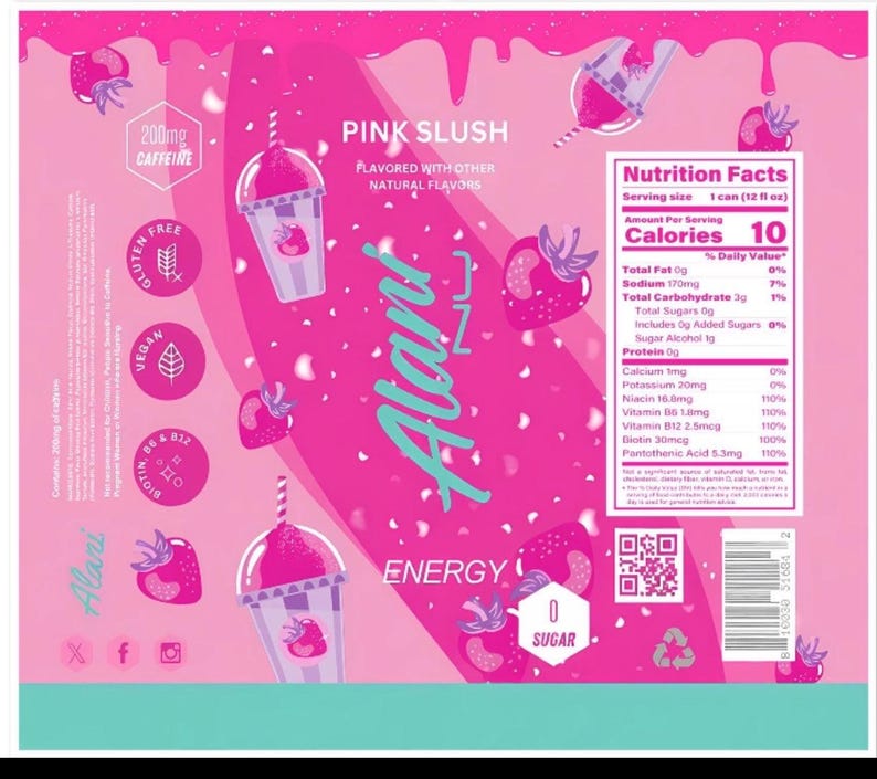 K&ouml;nnte beinhalten: Rosafarbene Energy-Drink-Dose mit dem Text "Pink Slush" und "Alani Nu" in einem rosa-wei&szlig;en Design. Die Dose enth&auml;lt N&auml;hrwertangaben, Erdbeer-Grafiken und den Text "200mg Koffein".
