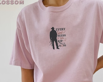 Camiseta bordada "Every Girl Needs Rip Jeans", camisa vaquera rota para todas las chicas, camiseta con rotos de moda para todas las chicas, camiseta con colores cómodos
