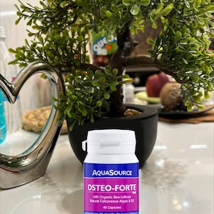 Puede incluir: Una botella blanca de suplemento dietético Aquasource Osteo-Forte con lechuga de mar orgánica, algas calcáreas naturales y vitamina K2. La botella contiene 60 cápsulas y está etiquetada con el texto "Aquasource Osteo-Forte con lechuga de mar orgánica, algas calcáreas naturales y vitamina K2 60 cápsulas".