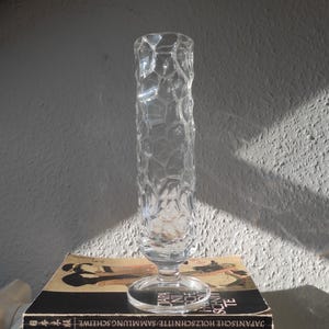 Jarrón Art Déco de Wilhelm von Eiff, década de 1930, Alemania, Escuela de Comercio de Stuttgart, cristal martillado, 27 cm de alto.