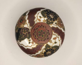 Satsuma Bonboniere Japan, early 1900s Lidded Porcelain Box with Enamel Painting and Gilding 11 cm