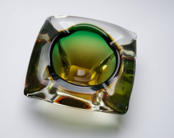 Cendrier haut de gamme en verre d'uranium de Murano années 50/60 attribué à Arte Nuova, Pustetto & Zanetti 16x16x10 cm / 6.3 x 6.3 x 3.94 in