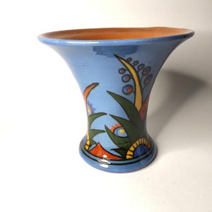 Jarrón único de Anton Lang, firmado por Fr. Fuchs en 1980, de Oberammergau, en azul cielo con decoración floral abstracta y colorida.