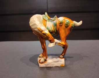Small Chinese horse sculpture with Sancai glaze in the style of the Tang Dynasty Signed H 11 cm L 10.5 cm W 7 cm