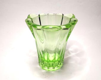 Small green Art Deco glass vase, circa 1930s, ribbed, very decorative, 13.8 cm high, pressed glass, molded glass, glass vase