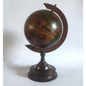 Petit globe terrestre de table italien des années 1960 en plastique style antique avec carte de Christophe Colomb 1492 Ø 16 cm