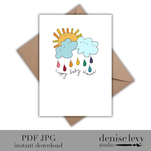 Puede incluir: Tarjeta blanca con una ilustración de dibujos animados de un sol sonriente y nubes con gotas de lluvia de colores. Las palabras "happy baby shower" están escritas a mano debajo. La tarjeta está dentro de un sobre marrón.
