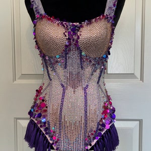 Paarse bodysuit met Miss Americana-kwastje en strass pailletten tijdperken aangepast kostuum