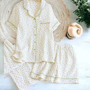 Dreiteiliges Cottagecore Pyjama Set Beige Loungewear Set, Cottagecore Kleidung, Leinen PJs, gebrochen weißer Baumwollschlafanzug, Blumendruck Pyjama Floral Green