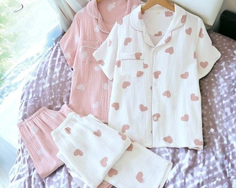 3 Farben Neue Frühlings-Sommer Pyjamas für Frauen - 100% Gaze Baumwollkrepp Liebe Print Homewear Set, einfache frische zweiteilige weibliche Hausanzüge
