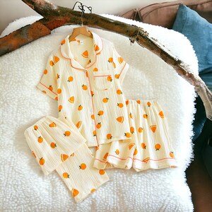 Dreiteiliges Cottagecore Pyjama Set Beige Loungewear Set, Cottagecore Kleidung, Leinen PJs, gebrochen weißer Baumwollschlafanzug, Blumendruck Pyjama Oranges