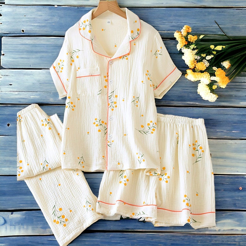 Dreiteiliges Cottagecore Pyjama Set Beige Loungewear Set, Cottagecore Kleidung, Leinen PJs, gebrochen weißer Baumwollschlafanzug, Blumendruck Pyjama Floral Yellow