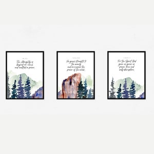 Könnte beinhalten: Drei Aquarelldrucke mit inspirierenden Zitaten aus der Bibel. Die Drucke zeigen eine Berglandschaft mit Bäumen und einem bewölkten Himmel. Die Zitate lauten: "Der Allmächtige ist jenseits unserer Reichweite und in Macht erhöht." "Er gibt den Müden Kraft und vermehrt die Macht der Schwachen." "Denn der Geist, den Gott uns gegeben hat, gibt uns Kraft, Liebe und Selbstdisziplin."