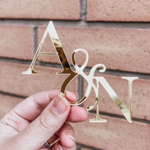 Décoration de gâteau personnalisée en acrylique monogramme initiales | Décoration de gâteau de mariage initiale en acrylique doré | Décoration de gâteau de mariage initiale dorée personnalisée.
