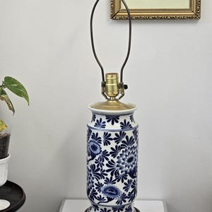 Vintage Chinoiserie Blue and White Porcelain Table Lamp 25&quot; Tall