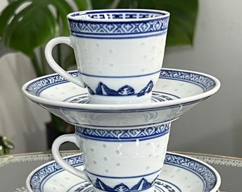 Vintage chinesische blau und weiße Demitasse Teetasse und Untertasse Reiskorn mit Drachenmuster 2er-Set