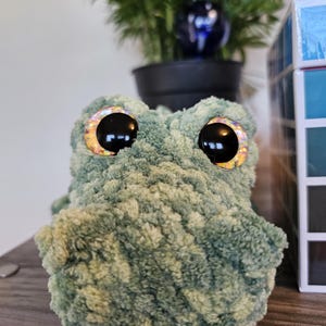 Handmade Crochet Alligator Plush Toy – 10″ Chenille Yarn Crocodile with Safety Eyes – Soft Stuffed Animal