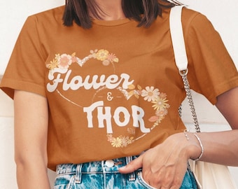Ghosts Tee Flower & Thor von Ghosts US-TV-Show Ghosts CBS Merch für Ghosts Fan