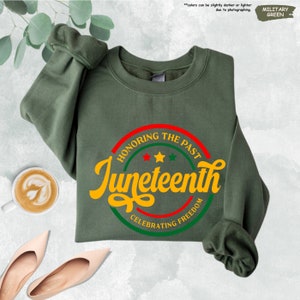 a green sweater with the words jugetenti on it and a pair of