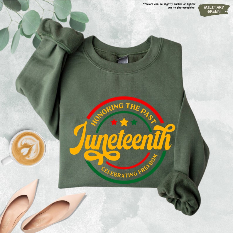a green sweater with the words jugetenti on it and a pair of