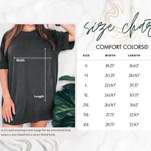 K&ouml;nnte beinhalten: Ein dunkelgraues Comfort Colors T-Shirt mit Gr&ouml;&szlig;entabelle. Die Tabelle listet die Ma&szlig;e f&uuml;r Breite, L&auml;nge und &Auml;rmell&auml;nge in Zoll f&uuml;r die Gr&ouml;&szlig;en S bis 4XL auf. Das Model ist 1,63 m gro&szlig; und tr&auml;gt Gr&ouml;&szlig;e L f&uuml;r einen Oversized-Look.