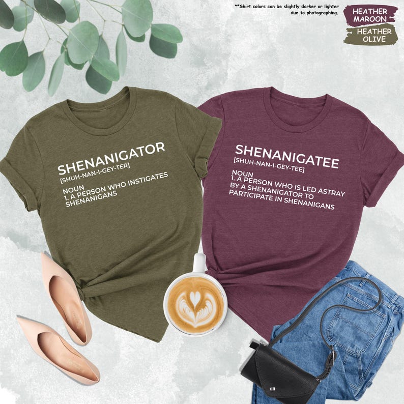 Pode incluir: Duas camisetas com uma defini&ccedil;&atilde;o das palavras "Shenanigator" e "Shenanigatee". A camiseta &agrave; esquerda &eacute; de cor verde oliva mesclada e a camiseta &agrave; direita &eacute; de cor marrom mesclada.