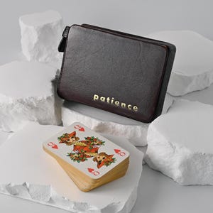 Kartenspiel // Patience // Solitaire // Geduldspiel // Altenburger Spielkarten DDR // französisches Bild // Leder Etui // DDR Spielzeug