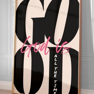 Puede incluir: Una impresión gráfica en blanco y negro con el texto "God is all the time" en letras rosas.