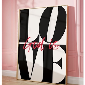 Puede incluir: Una impresión gráfica en blanco y negro con la palabra "LOVE" en letras grandes y en negrita. Las palabras "God is" están escritas en cursiva roja en el medio de la impresión.