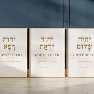 Puede incluir: Tres impresiones enmarcadas con texto hebreo y traducciones al inglés. Las impresiones están sobre un fondo blanco con marcos dorados. El texto dice "Yahweh Rapha", "Yahweh Jireh" y "Yahweh Shalom".