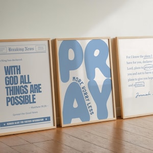 Puede incluir: Tres impresiones artísticas enmarcadas con citas inspiradoras. La primera dice "CON DIOS TODO ES POSIBLE". La segunda dice "REZA MÁS, PREOCÚPATE MENOS". La tercera presenta un versículo bíblico de Jeremías 29:11.