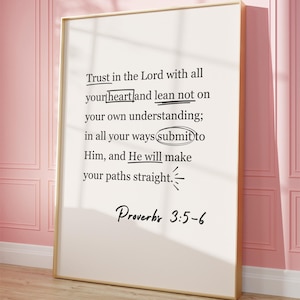 Puede incluir: Una impresión enmarcada con un borde dorado muestra el texto "Confía en el Señor con todo tu corazón, y no te apoyes en tu propia inteligencia; reconócelo en todos tus caminos, y él enderezará tus veredas." Proverbios 3:5-6.