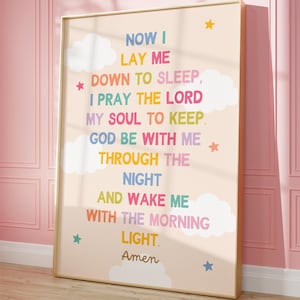 Puede incluir: Impresión enmarcada con la oración "Now I Lay Me Down to Sleep" en texto colorido. El diseño incluye nubes, estrellas y la palabra "Amen" en la parte inferior. El marco es de color dorado claro.