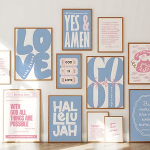 Puede incluir: Una colección de impresiones artísticas enmarcadas con citas y frases inspiradoras. Las impresiones presentan una variedad de diseños, incluyendo las palabras "LOVE", "YES & AMEN" y "HALLELUJAH", en tonos azules y rosas. Los marcos son de color marrón cálido.