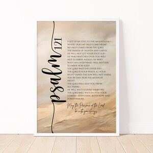 Puede incluir: Un diseño de arte de pared imprimible con el Salmo 121, un pasaje de la Biblia, sobre un fondo beige y marrón. El texto dice: "1 Levanto mis ojos a los montes ¿De dónde vendrá mi ayuda? Mi ayuda vendrá del Señor, El Hacedor del cielo y de la tierra No dejará que tu pie resbale - El que vela por ti no se dormirá: En verdad, el que vela por Israel no se dormirá ni se adormilará El Señor vela por ti - El Señor es tu sombra a tu derecha El sol no te dañará de día, ni la luna de noche El Señor te guardará de todo mal - Él velará por tu vida: El Señor velará por tu ir y venir, ahora y por siempre Que la presencia del Señor esté contigo siempre"