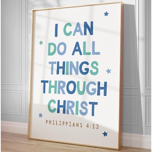 Puede incluir: Un cuadro enmarcado con el texto "I CAN DO ALL THINGS THROUGH CHRIST" en letras azules y verdes, con detalles de estrellas. La referencia bíblica "PHILIPPIANS 4:13" está en la parte inferior. El marco es de color madera clara.