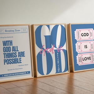 Puede incluir: Tres impresiones enmarcadas con citas religiosas. La primera impresión es blanca con texto azul que dice "Con Dios todo es posible - Mateo 19:26 - Difunde las buenas nuevas". La segunda impresión es azul con texto blanco que dice "Dios es bueno todo el tiempo". La tercera impresión es azul con texto blanco en forma de boleto que dice "Padre Dios", "Hijo es" y "Espíritu Santo Amor".