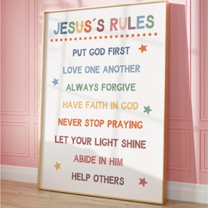 Könnte beinhalten: Ein gerahmter Wandkunstdruck mit dem Text JESUS'S RULES in bunten Buchstaben, gefolgt von einer Liste mit acht religiösen Sätzen in verschiedenen Farben, akzentuiert durch kleine blaue, grüne, orange und gelbe Sternsymbole auf weißem Grund.