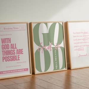 Puede incluir: Tres impresiones artísticas enmarcadas con citas inspiradoras. La primera impresión presenta el texto "WITH GOD ALL THINGS ARE POSSIBLE" en rosa. La segunda impresión dice "GOD IS GOOD ALL THE TIME" en verde y rosa. La tercera impresión tiene una cita de Jeremías 29:11.