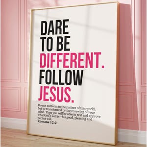 Puede incluir: Póster blanco con texto negro y rosa que dice "DARE TO BE DIFFERENT. FOLLOW JESUS." El póster también incluye un versículo bíblico de Romanos 12:2.